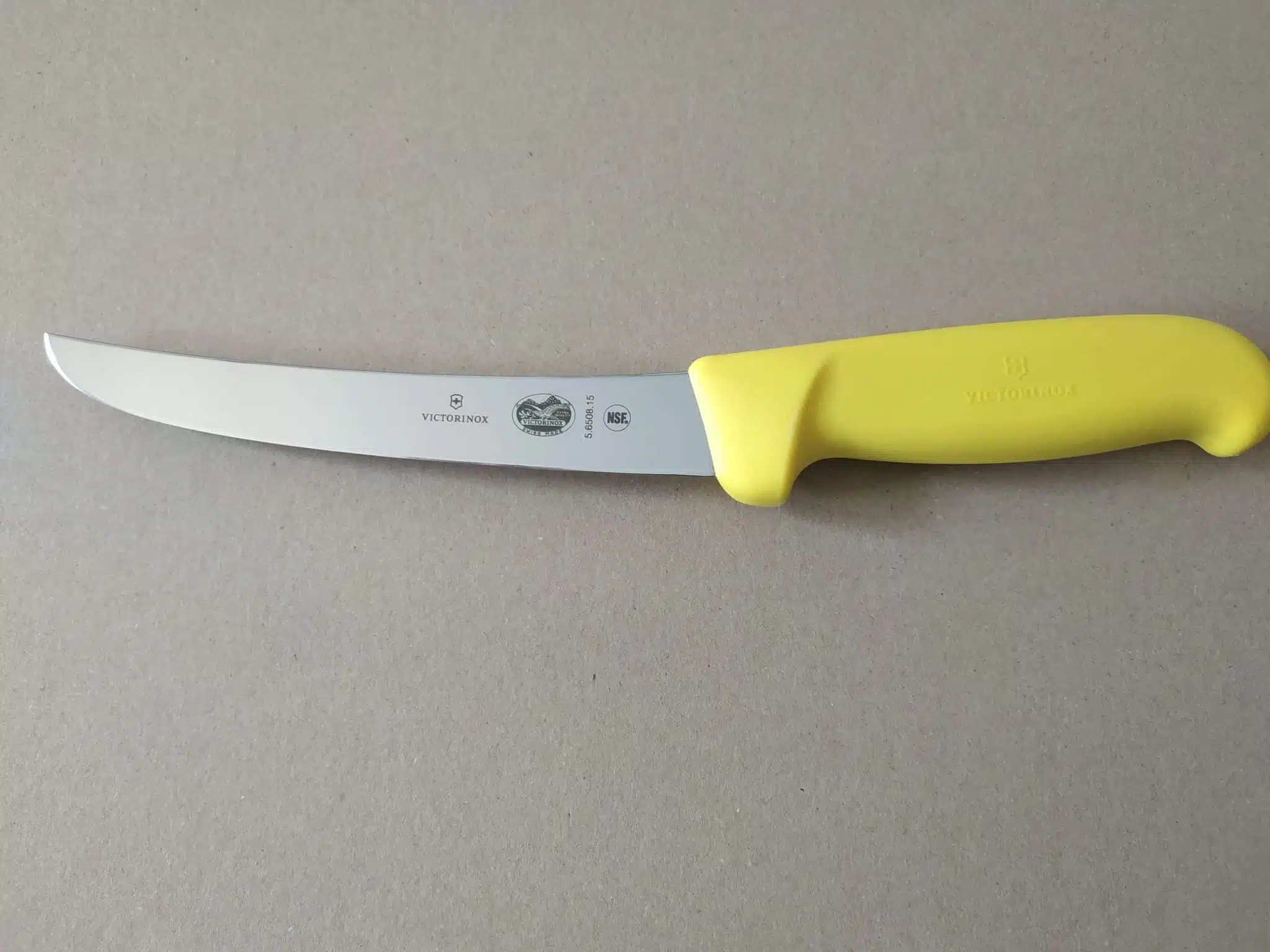 Cutit de dezosat Victorinox, lama curbata si rigida, stil scandinav, 15 cm